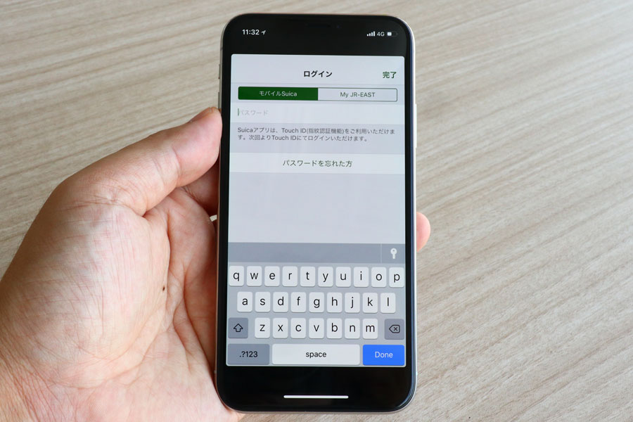 iPhone Xのアスペクト比に対応していないアプリだと、上下に